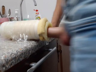 Парень с большим хуем запер подсобку и накачал спермой искусственный анус